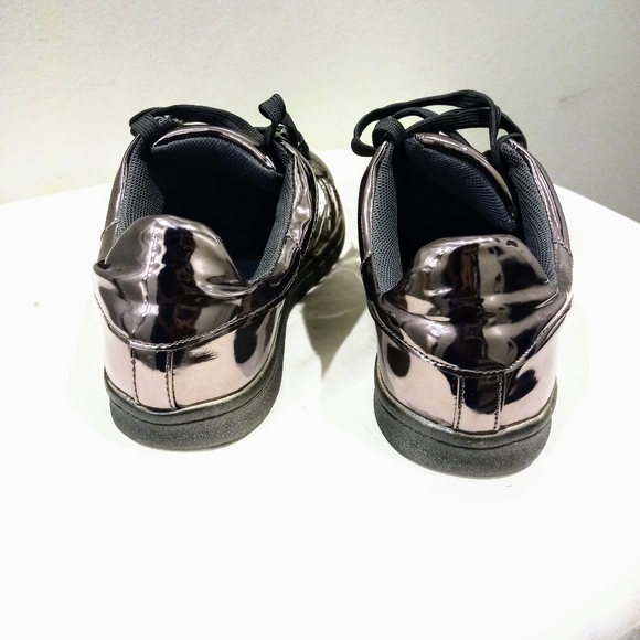 N.Y.L.A Y2K Metallic Sneakers in Pewter | size 7 or 6.5 US - Picture 5 of 8